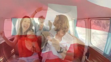 Minibüste kutlama, insanlar İsviçre bayrağı animasyonunu sallarken. Kutlama, birliktelik, coşku, seyahat, macera, keşif