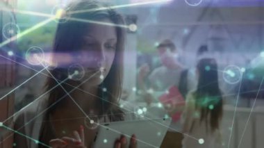 Tablet kullanan kadın üzerinde ağ bağlantıları ve veri işleme animasyonu. Teknoloji, dijital, bağlantı, yenilik, kullanıcı arayüzü