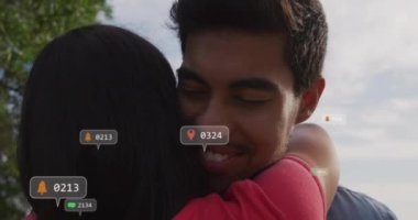 Konum ve bildirim simgelerine sahip çiftlere sarılmak imajlarının üzerinde canlandırma yapmak. Bağlantı, bildirimler, teknoloji, etkileşim, sosyal medya, aşk