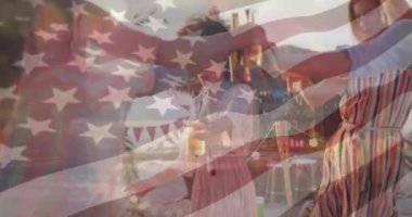 Plaj partisinde arkadaşlarla kutlama yapan Amerikan bayrağı animasyonu. Kutlama, yaz, eğlence, vatanseverlik, toplanma