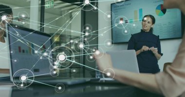 Çizgilerle bağlantılı noktaların görüntüsü, çeşitli iş arkadaşlarının ofiste raporları tartışması. Dijital bileşik, çoklu pozlama, iletişim, planlama, takım çalışması ve teknoloji kavramı.