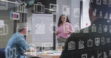 Çeşitli kadın yöneticilerin beyaz tahtadaki iş arkadaşlarına raporları açıklayan birden fazla simge resmi. Dijital bileşik, çoklu pozlama, iş, bankacılık, planlama, takım çalışması kavramı.