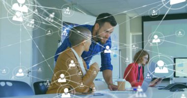 Dizüstü bilgisayarda ürün tasarımını tartışan çeşitli iş arkadaşlarının bağlı simgelerinin resmi. Dijital bileşik, çoklu pozlama, iletişim, planlama, takım çalışması ve teknoloji kavramı.