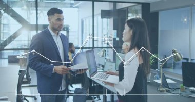 Çeşitli iş arkadaşlarının ofiste raporları tartışırken numaralarını değiştiren bir grafik görüntüsü. Dijital bileşik, çoklu pozlama, iş, planlama, açıklama, takım çalışması, büyüme ve teknoloji.