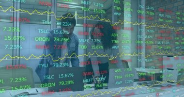 Değişik iş arkadaşlarının fikir alışverişi ve ofiste el sıkışması. Dijital bileşik, çoklu pozlama, borsa, planlama, takım çalışması ve teknoloji kavramı.