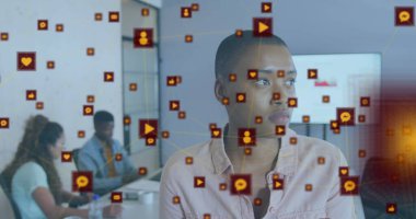 Ofiste duran, gülümseyen, kısa saçlı, melez bir kadının ikonlarının görüntüsü. Dijital bileşik, çoklu pozlama, iletişim, iş dünyası, soyut ve teknoloji kavramı.