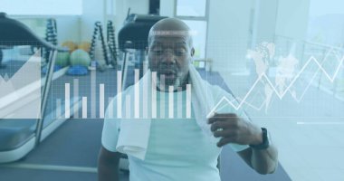 Grafikler, barlar, harita, spor salonunda kafasını havluyla silen yorgun Afrikalı Amerikalı adam. Dijital bileşik, çoklu pozlama, rapor, iş, ilerleme, küresel ve uygunluk kavramı.