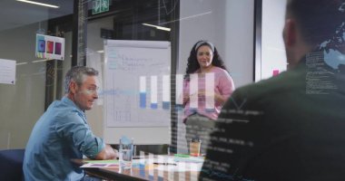 Grafiklerin, kürelerin, bilgisayar dilinin farklı iş arkadaşlarının ofiste raporları tartışması. Dijital bileşik, çoklu pozlama, iş, küreselleşme, kodlama, takım çalışması ve teknoloji.