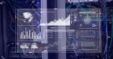 Bir bilgisayar sunucusunun kapatılmasıyla veri işleme arayüzünün görüntüsü. Bilgisayar arayüzü ve iş veri depolama teknolojisi kavramı