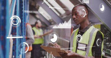 Grafikler ve barları kontrol listesi inceleme ekipmanıyla Afrikalı Amerikalı bir adamın üzerine yüklemek. Dijital bileşik, çoklu maruz kalma, mekanik, oto tamirhanesi, imalat, rapor ve büyüme.