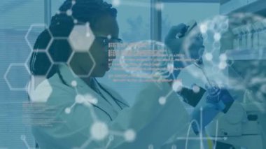 Afrika kökenli Amerikalı kadın bilim adamının laboratuvarda bilimsel veri işleme animasyonu. Küresel bilim, bağlantılar, hesaplama ve veri işleme kavramı dijital olarak oluşturulmuş video.