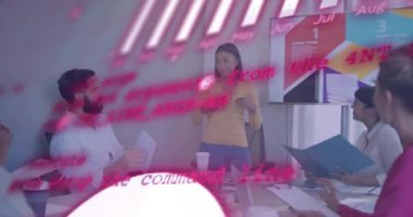 Muhtelif meslektaşların ofiste toplanması üzerine finansal veri işleme animasyonu. Küresel iş, finans, bilgisayar ve dijital arayüz kavramı dijital olarak oluşturulmuş video.