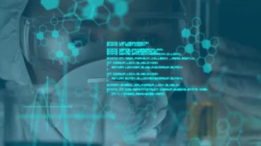 Laboratuvardaki kadın bilim adamı üzerinde bilimsel veri işleme animasyonu. Küresel bilim, bağlantılar, hesaplama ve veri işleme kavramı dijital olarak oluşturulmuş video.