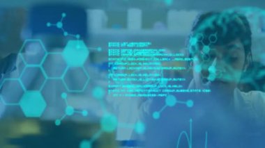 Bilimsel veri işleme ve insan beyninin laboratuardaki melez kadın bilim adamına göre animasyonu. Küresel bilim, bağlantılar, hesaplama ve veri işleme kavramı dijital olarak oluşturulmuş video.