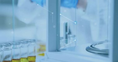 Laboratuvarda çalışan beyaz erkek bilim adamı üzerinden bağlantı ağının animasyonu. Küresel bilim, bağlantılar ve dijital arayüz konsepti dijital olarak oluşturulmuş video.