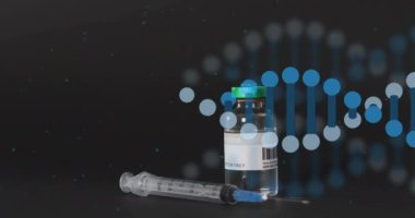 Siyah zemin üzerinde aşı bulunan DNA ipliği ve şişe animasyonu. Tıp, bilim ve dijital arayüz kavramı dijital olarak oluşturulmuş video.