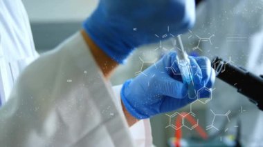 DNA iplikçiklerinin ve kimyasal formüllerin deney yapan beyaz bilim adamları üzerindeki animasyonu. Teknoloji, bilim ve dijital arayüz kavramı dijital olarak oluşturulmuş video.