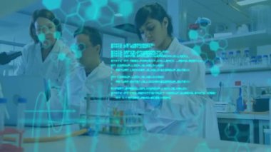 Laboratuvardaki çeşitli bilim adamları üzerinde bilimsel veri işleme animasyonu. Küresel bilim, bağlantılar, hesaplama ve veri işleme kavramı dijital olarak oluşturulmuş video.