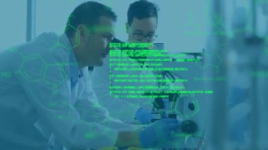 Laboratuvardaki çeşitli bilim adamları üzerinde bilimsel veri işleme animasyonu. Küresel bilim, bağlantılar, hesaplama ve veri işleme kavramı dijital olarak oluşturulmuş video.