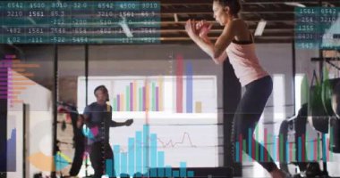Spor salonunda egzersiz yapan farklı sporcuların veri işleme ve diyagramlarının animasyonu. Teknoloji, spor ve dijital arayüz kavramı dijital olarak oluşturulmuş video.