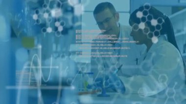 Laboratuvardaki çeşitli bilim adamları üzerinde kimyasal formülün ve veri işlemenin animasyonu. Küresel bilim, tıp ve dijital arayüz kavramı dijital olarak üretilen video.