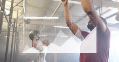 Spor salonunda toplarla egzersiz yapan sporcuların diyagramının animasyonu. Teknoloji, spor ve dijital arayüz kavramı dijital olarak oluşturulmuş video.