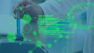 Bilimsel veri işleme ve insan beyninin laboratuardaki beyaz erkek bilim adamı üzerinde canlandırılması. Küresel bilim, bağlantılar, hesaplama ve veri işleme kavramı dijital olarak oluşturulmuş video.