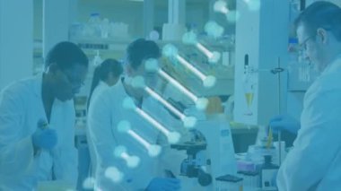 Laboratuvarda çalışan çeşitli kadın bilim adamlarının DNA dizilerinin animasyonu. Küresel bilim, tıp ve dijital arayüz kavramı dijital olarak üretilen video.