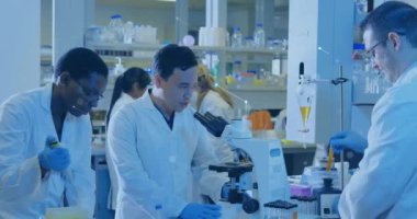 Laboratuvarda çalışan çeşitli bilim adamları üzerindeki bağlantı ağının animasyonu. Küresel bilim, bağlantılar ve dijital arayüz konsepti dijital olarak oluşturulmuş video.