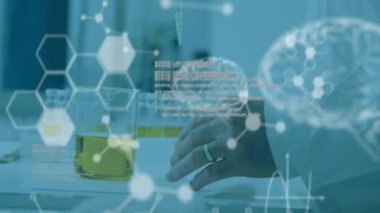 Bilimsel veri işleme ve insan beyninin laboratuvardaki beyaz erkek bilim adamı üzerinde canlandırılması. Küresel bilim, bağlantılar, hesaplama ve veri işleme kavramı dijital olarak oluşturulmuş video.