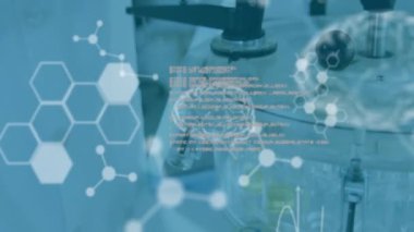 Bilimsel veri işleme ve insan beyninin laboratuvardaki beyaz erkek bilim adamı üzerinde canlandırılması. Küresel bilim, bağlantılar, hesaplama ve veri işleme kavramı dijital olarak oluşturulmuş video.