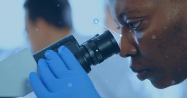 Laboratuvarda çalışan Afrikalı Amerikalı kadın bilim adamı üzerinden bağlantı ağının animasyonu. Küresel bilim, bağlantılar ve dijital arayüz konsepti dijital olarak oluşturulmuş video.