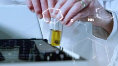 Veri işleme ve kimyasal formülün deney yapan beyaz erkek bilim adamı üzerindeki animasyonu. Teknoloji, bilim ve dijital arayüz kavramı dijital olarak oluşturulmuş video.