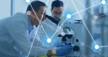 Laboratuvarda çalışan çeşitli erkek bilim adamları üzerindeki bağlantı ağının animasyonu. Küresel bilim, bağlantılar ve dijital arayüz konsepti dijital olarak oluşturulmuş video.