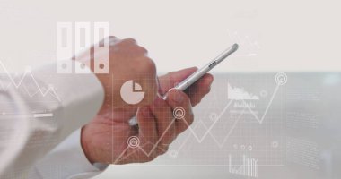 Ofiste akıllı telefon kullanan beyaz iş kadınının mali veri işleme görüntüsü. Küresel iş, iletişim, bilgisayar ve veri işleme kavramı dijital olarak oluşturulmuş görüntü.