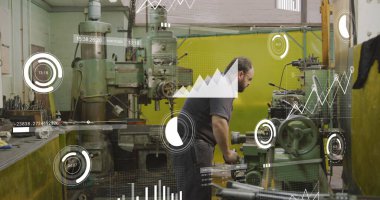 Garajdaki Kafkas mekanik işletim makinelerinin üzerine birden fazla grafik ve çubuk yükleme resmi. Dijital bileşik, çoklu pozlama, büyüme, rapor, imalat ve oto tamirhanesi konsepti.