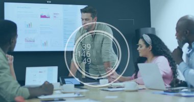 Beyaz adamın ofisteki meslektaşlarıyla tartıştığı yuvarlak tarayıcıdaki rakamlar. Bilgisayar arayüzü ve iş teknolojisi kavramı