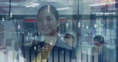 Ofisteki çeşitli iş adamlarıyla ilgili finansal veri işleme resmi. Küresel finans, iş, bağlantılar, hesaplama ve veri işleme kavramı dijital olarak oluşturuldu.