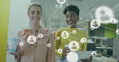 Çizgilerle bağlantılı simgelerin görüntüsü, ofiste yürürken tartışan çeşitli kadın iş arkadaşları. Dijital bileşik, çoklu pozlama, planlama, takım çalışması, içecek ve iletişim konsepti.