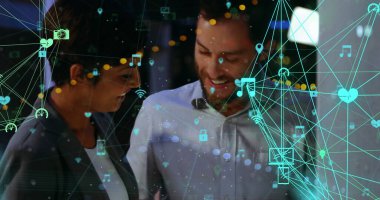 Birlikte çalışan insanlar üzerindeki simgelerle bağlantı ağının resmi. küresel ağ teknolojisi dijital arayüz bağlantı konsepti dijital olarak oluşturulmuş görüntü.