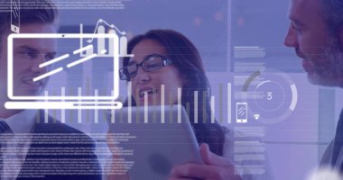 Ofiste dijital tablet ve akıllı telefon kullanan bir grup insan üzerinde veri işleme ve dijital simgelerin görüntüsü. Çevrimiçi ağ dijital arayüz teknolojisi konsepti dijital olarak oluşturuldu.