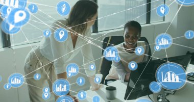 Çeşitli kadın iş arkadaşlarının bilgisayarda raporları tartışması üzerine bağlantılı simgelerin resmi. Dijital bileşik, çoklu pozlama, alışveriş, planlama, takım çalışması, iletişim ve teknoloji kavramı.