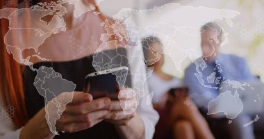 Akıllı telefon kullanan beyaz bir kadın üzerinde veri işleme ve dünya haritası. Küresel iş ve dijital arayüz kavramı dijital olarak oluşturulmuş görüntü.