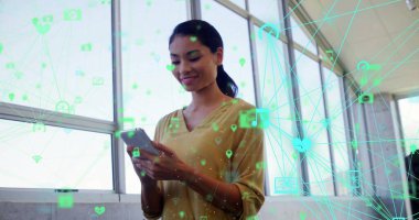 Asyalı bir kadın akıllı telefondan kayarken birbirine bağlı simgelerin küre oluşturduğu bir görüntü. Dijital bileşim, çoklu pozlama, iletişim, küreselleşme ve teknoloji kavramı.