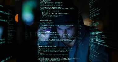 Kentte meşale kullanarak başlık içindeki hackerın veri işleme sistemiyle dijital arayüzün görüntüsü. Küresel ağ çevrimiçi güvenlik kavramı dijital bileşimi.