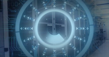 Bilgisayar sunucuları üzerinden veri işleme resmi. Küresel bağlantılar, dijital arayüz, hesaplama ve veri işleme kavramı dijital olarak oluşturuldu.