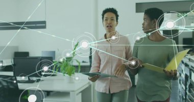 Çeşitli kadın iş arkadaşlarının ofiste yürürken raporları tartışmaları üzerine bağlantılı noktaların görüntüsü. Dijital bileşik, çoklu pozlama, planlama, takım çalışması, iletişim ve teknoloji kavramı.