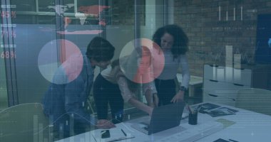 Ofisteki çeşitli iş adamlarıyla ilgili finansal veri işleme resmi. Küresel hesaplama, dijital arayüz ve veri işleme kavramı dijital olarak oluşturuldu.