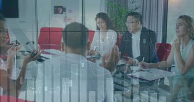 Ofisteki çeşitli iş adamlarıyla ilgili finansal veri işleme resmi. Küresel iş, finans, hesaplama ve veri işleme kavramı dijital olarak oluşturulmuş görüntü.