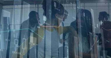 Ofisteki çeşitli iş adamlarıyla ilgili finansal veri işleme resmi. Küresel finans, iş, bağlantılar, hesaplama ve veri işleme kavramı dijital olarak oluşturuldu.